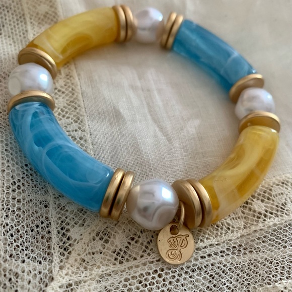 Matte Gold Metal Initial P Blue Yellow & Faux Pearl Stretch Bracelet Jewelry - Picture 1 of 5